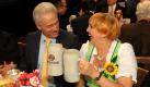 Die Bundesvorsitzende der Grünen, Claudia Roth (r) und Bundesverkehrsminister Peter Ramsauer (CSU) halten am Mittwoch (23.03.2011) in München (Oberbayern) beim traditionellen 'Politiker-Derblecken' auf dem Münchner Nockherberg Bierkrüge in den Händen. Mit dem traditionellen Verspotten, dem 'Derblecken' von Politikern am Münchner Nockherberg, wird traditionell die Starkbier-Saison in Bayern eröffnet. Foto: Tobias Hase dpa/lby +++(c) dpa - Bildfunk+++  Foto: dpa