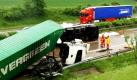 Rettungskräfte stehen auf der A14 bei Halle-Trotha neben zwei zertrümmerten Lkw. Mehrere Unfälle haben den Verkehr auf der A14 am Morgen blockiert. Die Bergungsarbeiten würden noch mehrere Stunden dauern, teilte die Autobahnpolizei Weißenfels mit. Ab der gesperrten Anschlussstelle Halle-Trotha habe sich ein Stau von zwölf Kilometern Länge gebildet.   Foto: dpa