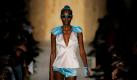 Ein Model führt eine Kreation von Alexandre Herchcovitch bei der Fashion Week in der brasilianischen Metropole Sao Paulo vor. Foto: ap