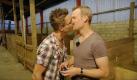 ... Philipp (l.) und Veit aus. Der junge Pferdewirt schenkt seinem Lover zwei niedliche Schweinchen, einen Freundschaftsring und einen dicken Kuss. Foto: RTL
