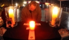 Schon in der Nacht haben sich die Ersten in das Kondolenzbuch eingetragen. Foto: dpa