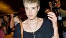 Agyness Deyn nimmt Schauspielunterricht
Vorspann: 	
Text: 	

London (dpa) - Dem britischen Model Agyness Deyn scheint es nicht mehr zu genügen, vor Kameras zu posieren und über Laufstege zu stolzieren. Wie die «Sun» unter Berufung auf eine ihrer Freundinnen meldet, nimmt die 24-Jährige seit kurzem privaten Schauspielunterricht in Hollywood.

Miss Deyn soll sich zusätzlich zu ihrem New Yorker Apartment nun ein weiteres in Los Angeles zugelegt haben und arbeitet mit einem Lehrer des Lee Strasberg Instituts. Die Insiderin sagte: «Agyness ist gern Model, aber sie hofft, auch beim Film Fuß fassen zu können. Sie will das aber nicht an die große Glocke hängen, falls ihre Pläne nicht klappen, aber bisher hat der Unterricht ihr viel Spaß gemacht.» Foto: ap
