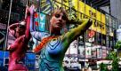 Zwei Models, deren Körper bemalt worden sind, posieren auf dem Times Square in New York City für Fotografen.  Foto: ap