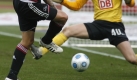 Gegen Nürnberg unterlagen die Berliner im Kellerduell mit 0:2. Nürnbergs Daniel Gygax (l) erzielt den Treffer zum 1:0 durch die Beine des jungen Ersatzkeepers bei Hertha, Sascha Burchert, hindurch. Dieser hatte wenige Sekunden zuvor noch einen Angriff klasse pariert. Foto: dpa