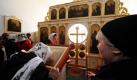 Russische Gläubige nehmen in dem russisch-orthodoxen Kloster im nordbrandenburgischen Götschendorf (Uckermark) an einem Gottesdienst teil. Nach jahrelangen Vorbereitungen zieht heute Leben in das russisch-orthodoxe Kloster in Götschendorf ein. Die ersten drei von künftig 30 Mönchen lassen sich in der Anlage nieder. Foto: dpa