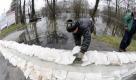Ein Mann von der Gemeinde Heiddorf stapelt am Freitag (21.01.11) an der Bundesstrasse 191 in Heiddorf bei Doemitz Sandsaecke zum Schutz vor dem nahendem Hochwasser der Elbe. Das Elbhochwasser bei Doemitz hat am Freitagmorgen den Pegelstand fuer die vierte und damit hoechste Alarmstufe ueberschritten. Der Fluss erreichte die Marke von 6,55 Meter. (zu dapd-Text) Foto: Frank Hormann/dapd Foto: dapd