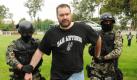In this photo released by Mexico's Navy, Navy marines arrest alleged drug kingpin Sergio Villarreal Barragan, alias 'El Grande,' center, in Puebla, Mexico, Sunday Sept. 12, 2010. Mexican marines captured Villarreal, a presumed leader of the embattled Beltran Leyva cartel who appears on a list of the country's most-wanted fugitives, in a raid Sunday, the government said. (AP Photo/Mexican Navy)

Drogenboss «El Grande» in Mexiko gefasst
Vorspann: 	
Text: 	

Mexiko-Stadt (dapd). In Mexiko haben Sicherheitskräfte den mutmaßlichen Anführer einer Drogenbande festgenommen. Sergio Villarreal Barragan alias 'El Grande' wurde in Puebla in Zentralmexiko festgenommen, wie die Behörden am Sonntag mitteilten. Villarreal soll der Kopf einer der beiden Fraktionen des Beltran-Leyva-Kartells sein. Der mutmaßliche Anführer der anderen Fraktion, der langgesuchte Drogenboss Edgar Valdez Villarreal alias 'Barbie', wurde erst vor zwei Wochen gefasst. Die beiden Fraktionen liefern sich seit dem Tod des bisherigen Syndikatsbosses Arturo Beltran Leyva einen blutigen Machtkampf.

'El Grande' stand auf der Liste der meistgesuchten Drogendealer des Landes. Für seine Festnahme war eine Belohnung von zwei Millionen Dollar (1,6 Millionen Euro) ausgesetzt worden. Er leistete den Angaben zufolge keinen Widerstand.

Bildhinweis: MXDL101

© 2010 The Associated Press. Alle Rechte Vorbehalten - All Rights Reserved
Ressort: 	Vermischtes Foto: ap