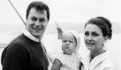 ARCHIV - Das damalige Schauspieler-Ehepaar Tony Curtis und Christine Kaufmann mit ihrer damals einjährigen Tochter Alexandra an Bord des Passagierschiffes 'France' in New York auf dem Weg nach Europa (Archivfoto von 1965). Christine Kaufmann brachte zwei seiner insgesamt sechs Kinder zur Welt. 'Ich war dumm, diese Frau ziehen zu lassen', gestand er sich später ein. Am Donnerstag (03.06.2010) wird der einstige Hollywoodstar Tony Curtis 85. Foto: UPI (nur s/w - zu dpa 0013 vom 02.06.2010 - Wiederholung vom 28.05.2010) +++(c) dpa - Bildfunk+++ Foto: dpa