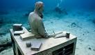 Diese Figur heißt The Collector. In seinem Schreibtisch hat der alte Mann allerlei Flaschen und Bücher gesammelt. Grübelnd steht er über ... Foto: Jason deCaires Taylor/underwatersculpture.com