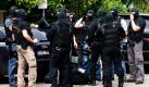 Polizisten eines Sonderkommandos stehen vor einer Schule in Berlin-Marzahn. Am Vormittag wurde die Polizei zum Schulgelände gerufen, da zwei voneinander unabhängige Personen einen Unbekannten mit Gewehr gesehen hätten, so die Polizei. Das Schulgelände und die nähere Umgebung wurde von der Polizei durchsucht, bisher ohne Erfolg. Foto: ddp