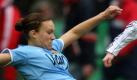 Fussball, DFB-Pokal, Finale, Frauen, 1. FC Saarbruecken - 1. FFC Frankfurt, Samstag (19.04.08), Olympiastadion, Berlin: Frankfurts Angreiferin Conny Pohlers (r.) im Zweikampf mit Saarbrueckens Mittelfeldspielerin Josephine Henning. Foto: dapd