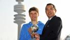 Fußball-Nationalspieler Thomas Müller (links) vom FC Bayern München erhält im Olympiastadion in München den Pokal für die Auszeichnung als bester Nachwuchsspieler der WM 2010 in Südafrika aus den Händen von Oliver Takahashi, Marketingchef der Fifa. Mit der Auszeichnung soll die Bedeutung junger Talente für den Fußball unterstrichen werden. Müller ist der dritte Deutsche, der diese Auszeichnung erhielt.  Foto: dpa