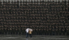 Mit einer Militärparade feiert Mexiko seinen Unabhängigkeitstag. Hier stehen zwei Passanten vor Kadetten, die ihre Grundausbildung absolviert haben. Foto: ap