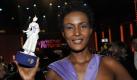 Waris Dirie, Menschenrechtsaktivistin und Autorin, zeigt ihren Preis am Freitag (15.01.2010) bei der Verleihung des Bayerischen Filmpreises im Prinzregententheater in München (Oberbayern). Der Bayerische Filmpreis wurde in diesem Jahr zum 31. Mal vergeben und gehört zu den bedeutendsten Medienpreisen in Deutschland. Foto: Ursula Düren dpa/lby +++(c) dpa - Bildfunk+++ Foto: dpa