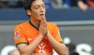 Werder Bremens Mesut Özil hat bei der WM in Südafrika auf sich aufmerksam gemacht. Jetzt steht er bei Werder Bremen vor dem Absprung. Die Gespräche des Fußball-Bundesligaclubs mit dem Nationalspieler über eine vorzeitige Vertragsverlängerung sind geplatzt. Foto: dpa
