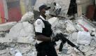Ein bewaffneter Polizist rennt durch die Straßen von Port-au-Prince. Foto: dpa