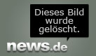 Zwei Anwohner zünden am Kerzen in Bodenfelde (Niedersachsen) an, nachdem hier die Leichen von zwei Jugendlichen gefunden wurden.  Foto: dpa
