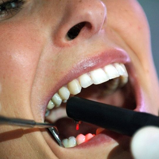 Regelmäßige Kontrolle beim Zahnarzt ist wichtig.