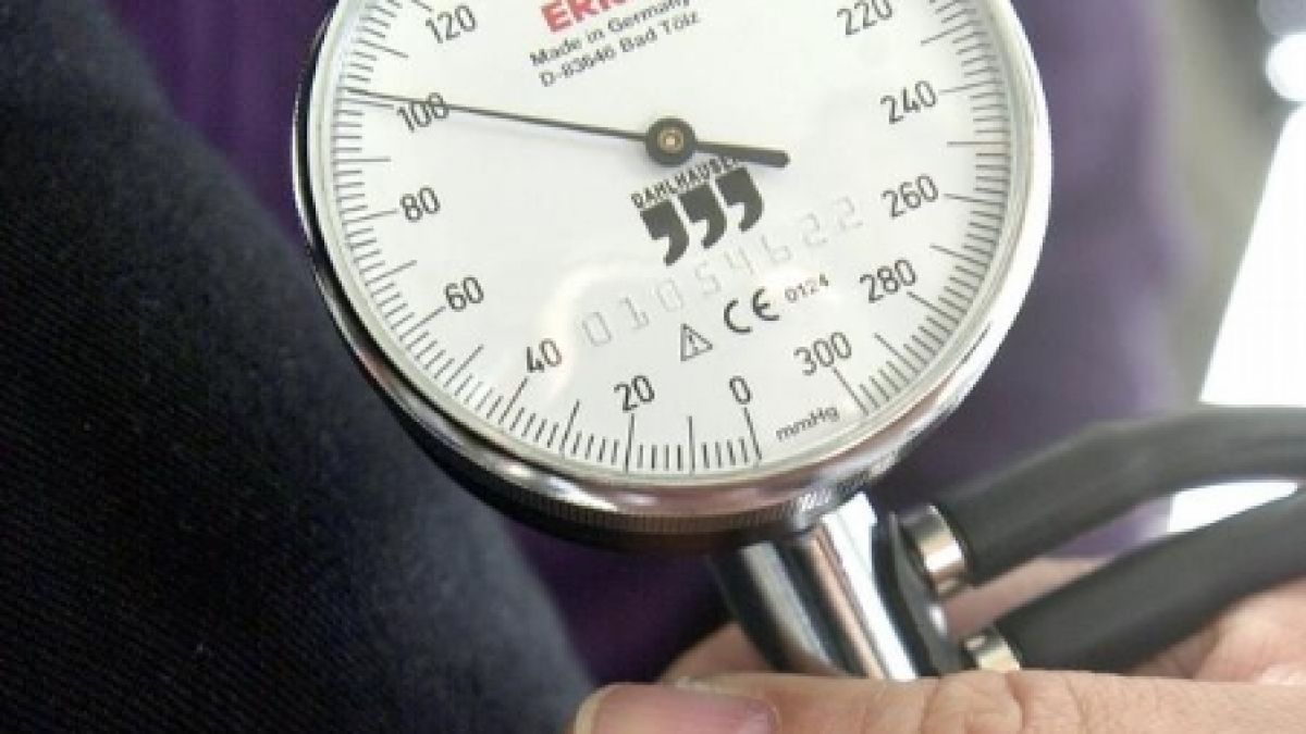 Eine der Hauptursachen für Herz-Kreislauf-Erkrankungen ist Bluthochdruck, der regelmäßig gemessen werden sollte. (Foto)