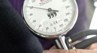 Eine der Hauptursachen für Herz-Kreislauf-Erkrankungen ist Bluthochdruck, der regelmäßig gemessen werden sollte.