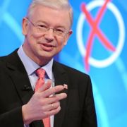 Roland Koch, Jahrgang 1958, CDU, ist zwar der Verlierer der Wahl vom Januar 2008, geht aber nach dem einjährigen Gezerre um die schließlich gescheiterte Regierungsbildung als klarer Favorit in die erneute Landtagswahl. In seinem Wahlkampf verzichtete er d Roland Koch, Jahrgang 1958, CDU, ist zwar der Verlierer der Wahl vom Januar 2008, geht aber nach dem einjährigen Gezerre um die schließlich gescheiterte Regierungsbildung als klarer Favorit in die erneute Landtagswahl. In seinem Wahlkampf verzichtete er d