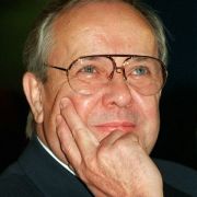 Walter Wallmann, Jahrgang 1932, der erste CDU-Ministerpräsident: Der Richter und Frankfurter Oberbürgermeister wurde im April 1987 zum Ministerpräsidenten gewählt, als die CDU knapp die Landtagswahl gewann und mit der FDP koalierte. Eine Verwicklung in di Walter Wallmann, Jahrgang 1932, der erste CDU-Ministerpräsident: Der Richter und Frankfurter Oberbürgermeister wurde im April 1987 zum Ministerpräsidenten gewählt, als die CDU knapp die Landtagswahl gewann und mit der FDP koalierte. Eine Verwicklung in di