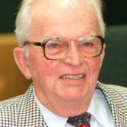 Albert Osswald (1919 - 1996, SPD) war von 1969 bis 1976 Ministerpräsident. Der Maurersohn amtierte von 1957 bis 1963 als Oberbürgermeister von Gießen. Im Kabinett Zinn war er Wirtschafts-, dann Finanzminister. Als Ministerpräsident führte er zunächst die Albert Osswald (1919 - 1996, SPD) war von 1969 bis 1976 Ministerpräsident. Der Maurersohn amtierte von 1957 bis 1963 als Oberbürgermeister von Gießen. Im Kabinett Zinn war er Wirtschafts-, dann Finanzminister. Als Ministerpräsident führte er zunächst die