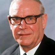 Georg August Zinn (1901 - 1976, SPD) ist der bis heute am längsten amtierende Ministerpräsident von Hessen. Der gelernte Rechtsanwalt war zunächst Justizminister, von 1951 bis 1969 dann Regierungschef. Er gilt als einer der Gründerväter des Landes Hessen Georg August Zinn (1901 - 1976, SPD) ist der bis heute am längsten amtierende Ministerpräsident von Hessen. Der gelernte Rechtsanwalt war zunächst Justizminister, von 1951 bis 1969 dann Regierungschef. Er gilt als einer der Gründerväter des Landes Hessen