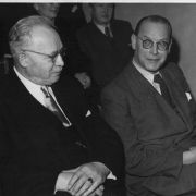 Christian Stock (1884 - 1967, links) war der erste gewählte hessische Ministerpräsident nach dem Krieg. Der Sohn eines Zigarrenarbeiters aus Darmstadt war Sekretär der Tabakarbeiter-Gewerkschaft, später Direktor der AOK und Präsident der Landesversicherun Christian Stock (1884 - 1967, links) war der erste gewählte hessische Ministerpräsident nach dem Krieg. Der Sohn eines Zigarrenarbeiters aus Darmstadt war Sekretär der Tabakarbeiter-Gewerkschaft, später Direktor der AOK und Präsident der Landesversicherun