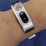 Die Freisprechanlage am Arm ist mal was anderes als der bekannte Knopf im Ohr. Die Freisprechanlage am Arm ist mal was anderes als der bekannte Knopf im Ohr.