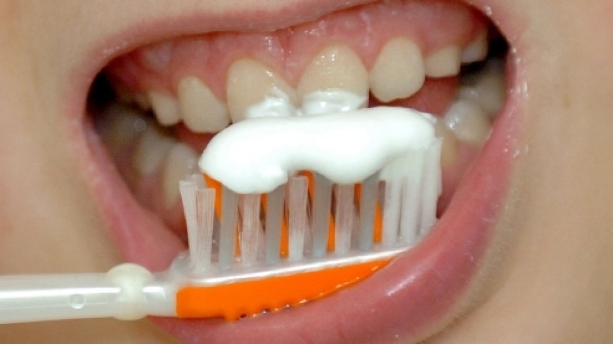 Zähne putzen ist das beste Mittel gegen Mundgeruch. Er kann aber auch auf schwere Erkrankungen hinweisen. (Foto)