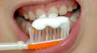 Zähne putzen ist das beste Mittel gegen Mundgeruch. Er kann aber auch auf schwere Erkrankungen hinweisen.
