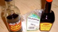 Glutamat ist als weißes Pulver erhältlich, ist aber auch in Soja- und Würzsoßen enthalten.