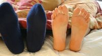 Tote Hose im Bett, weil sie wegen Scheidenschmerzen keine Lust hat? Vielleicht steckt vaginale Trockenheit dahinter.