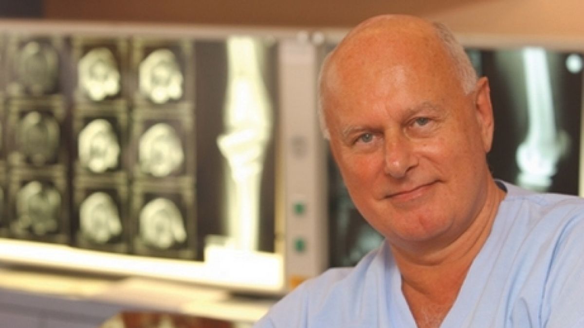 Professor Jürgen Toft hat eine Bioprothese entwickelt, die er bei Arthrose anwendet. (Foto)