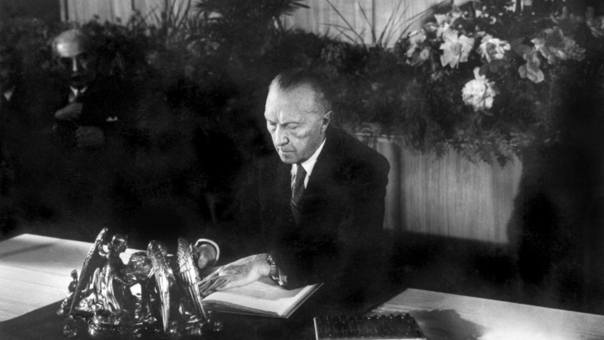 Präsident des Parlamentarischen Rates, Dr. Konrad Adenauer, bei der Unterzeichnung des Grundgesetzes am 23. Mai 1949. (Foto)