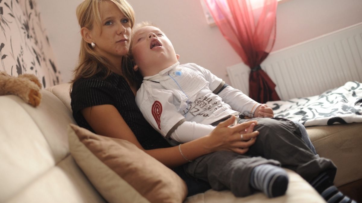 Jenny Geisteuer kümmert sich um ihrern Sohn Jean-Pierre, der seit zwei Jahren im Wachkoma liegt. (Foto)