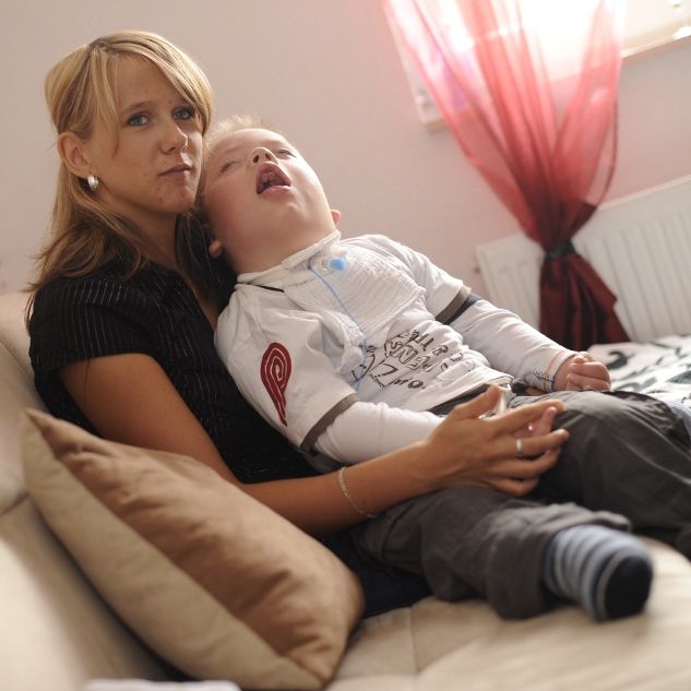 Jenny Geisteuer kümmert sich um ihrern Sohn Jean-Pierre, der seit zwei Jahren im Wachkoma liegt.