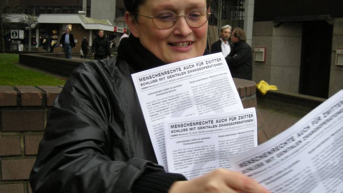 Elisabeth Müller verteilt Flugblätter für das Zwischengeschlecht. (Foto)