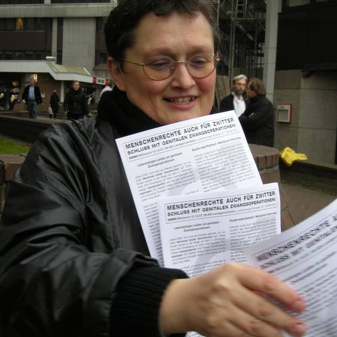 Elisabeth Müller verteilt Flugblätter für das Zwischengeschlecht.