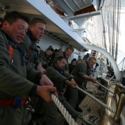 Selbst bei eisigem Wetter gerät die Besatzung der Gorch Fock bei ihren Aufgaben ordentlich ins Schwitzen. Selbst bei eisigem Wetter gerät die Besatzung der Gorch Fock bei ihren Aufgaben ordentlich ins Schwitzen.