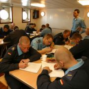 Pauken auf dem Schiff: Auch die fachliche Theorie für die Offizierslaufbahn gehört zur Ausbildung auf der Gorch Fock. Pauken auf dem Schiff: Auch die fachliche Theorie für die Offizierslaufbahn gehört zur Ausbildung auf der Gorch Fock.