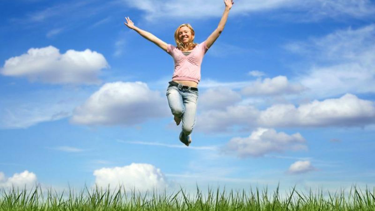 Vor Freude in die Luft springen - auch im Alltag gibt es vieles, was glücklich machen kann. (Foto)