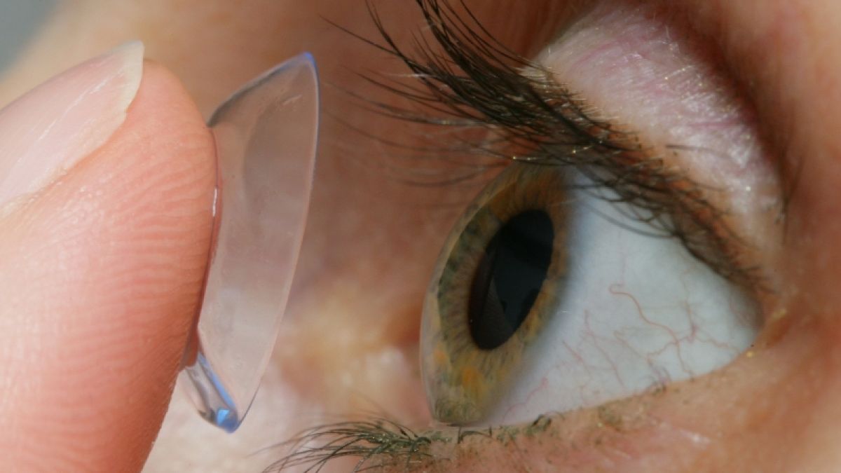 Die falsche Pflege von Kontaktlinsen erhöht das Infektionsrisiko. (Foto)