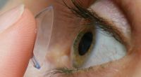 Die falsche Pflege von Kontaktlinsen erhöht das Infektionsrisiko.