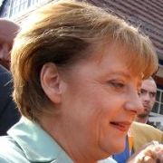 Im Bundestagswahlkampf 2005 ist Merkel in Zingst in Vorpommern unterwegs. Mit viel persönlichem Einsatz gewann sie das Direktmandat inzwischen zum fünfen Mal. Im Bundestagswahlkampf 2005 ist Merkel in Zingst in Vorpommern unterwegs. Mit viel persönlichem Einsatz gewann sie das Direktmandat inzwischen zum fünfen Mal.