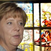 Merkel vor einem Glasmosaik in sozialistischem Realismus aus DDR-Zeiten im ehemaligen Staatsratsgebäude in Berlin. Merkel vor einem Glasmosaik in sozialistischem Realismus aus DDR-Zeiten im ehemaligen Staatsratsgebäude in Berlin.
