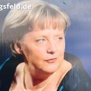 Vollen Einsatz verlangte die CDU-Bundestagskandidatin Vera Lengsfeld der Kanzlerin ab. Die ehemalige DDR-Bürgerrechtlerin in Berlin präsentierte sich im Wahlkampf genauso freizügig dekolletiert wie Merkel zuvor bei einem Staatsbesuch in Norwegen. Motto: & Vollen Einsatz verlangte die CDU-Bundestagskandidatin Vera Lengsfeld der Kanzlerin ab. Die ehemalige DDR-Bürgerrechtlerin in Berlin präsentierte sich im Wahlkampf genauso freizügig dekolletiert wie Merkel zuvor bei einem Staatsbesuch in Norwegen. Motto: &