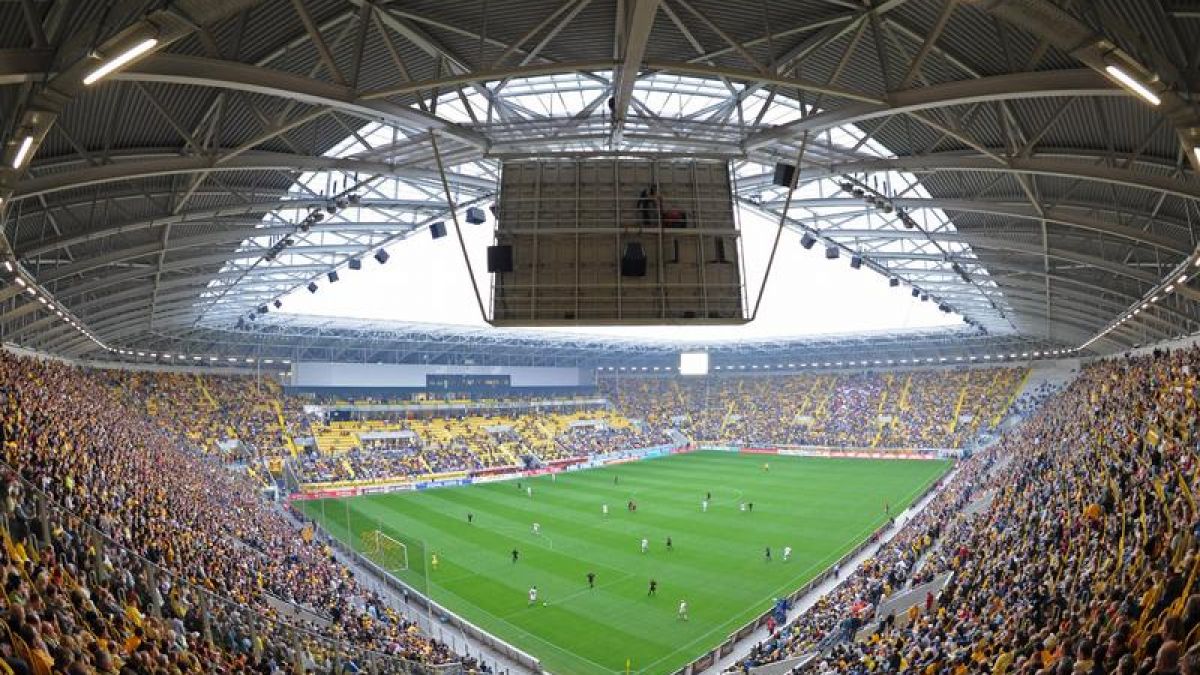 Tausende Fans von Dynamo Dresden sitzen im neuen Rudolf-Harbig-Stadion, das seinen Namen durch die Geschichte rettete. (Foto)