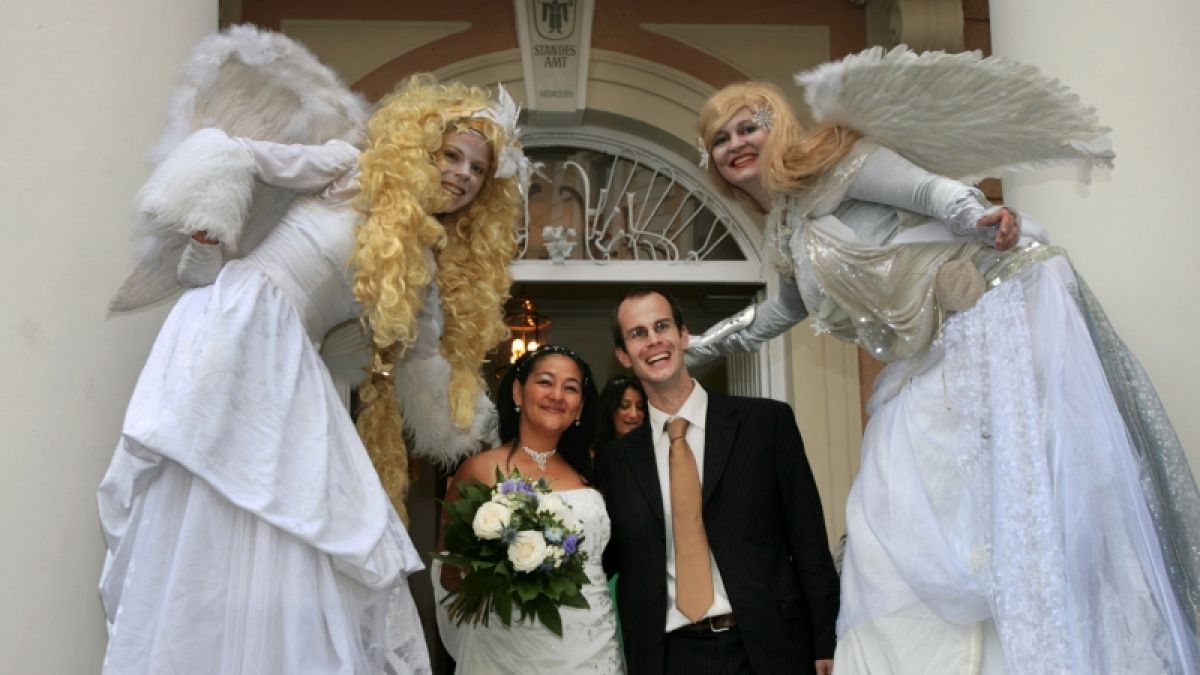 Wer in Deutschland einen ausländischen Partner heiraten will, braucht Beistand. (Foto)
